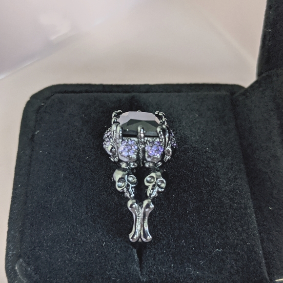 Skull and Crossbones Statement Ring Size 6 - Picture 12 of 12